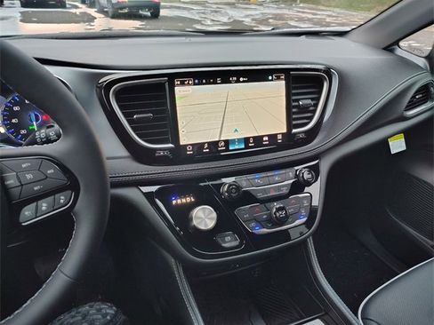 New 2026 Chrysler Pacifica Limited w/ Uconnect Theater Family Group image 23