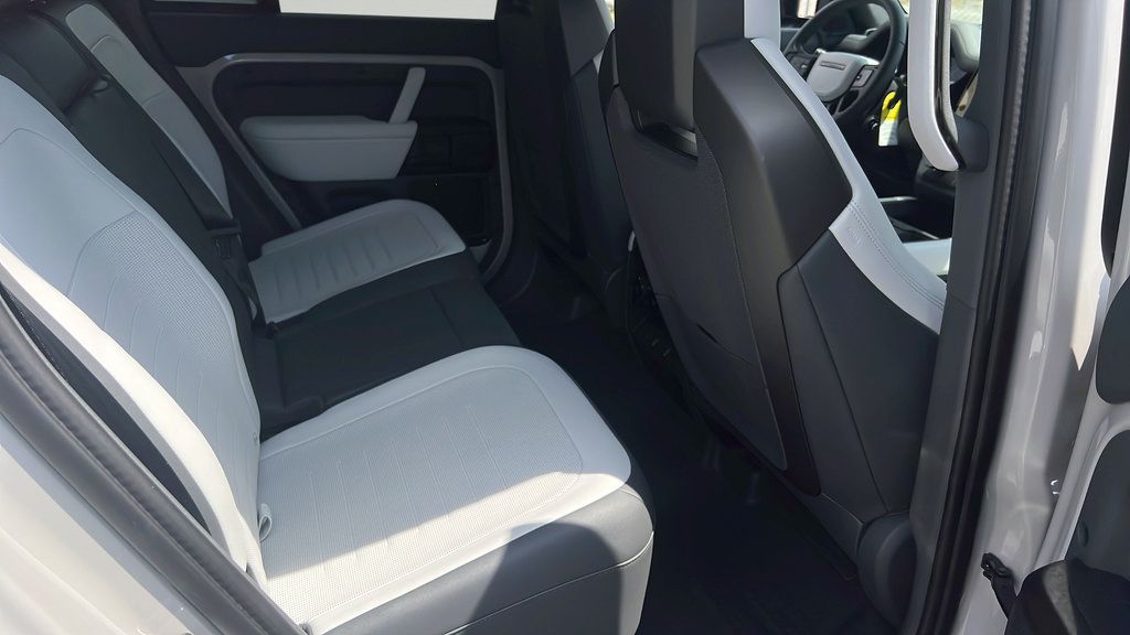 New 2026 Land Rover Defender 110 AWD/4WD image 17