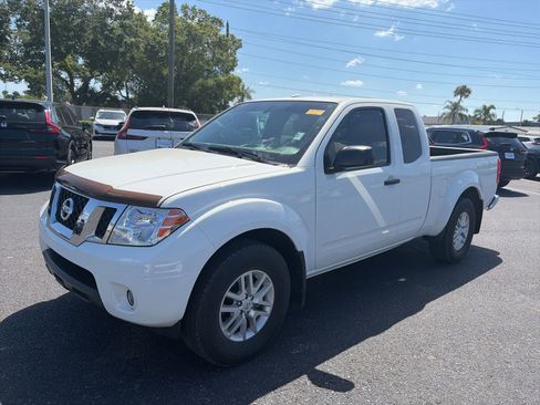 Used 2017 Nissan Frontier SV image 3