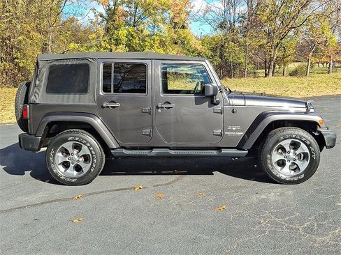 Used 2018 Jeep Wrangler Unlimited Sahara w/ Connectivity Group image 10