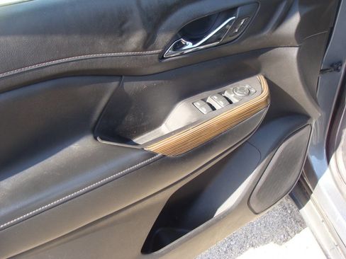 Used 2021 GMC Acadia SLE image 13