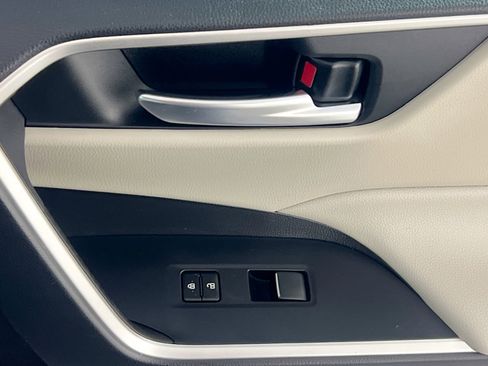 Used 2020 Toyota RAV4 XLE Premium image 31