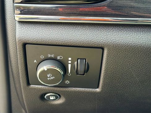 Used 2019 Jeep Grand Cherokee Overland w/ Jeep Active Safety Group image 10