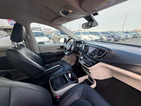 Used 2020 Chrysler Pacifica Touring-L image 24