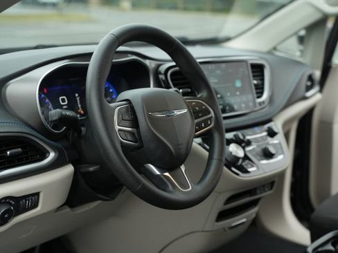 Used 2021 Chrysler Pacifica Touring FWD image 26