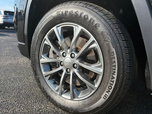 Used 2020 Jeep Cherokee Latitude Plus w/ Cold Weather Group AWD/4WD image 9