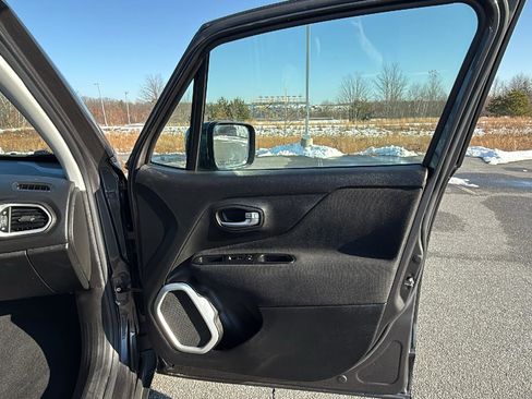 Used 2019 Jeep Renegade Latitude w/ Cold Weather Group image 17