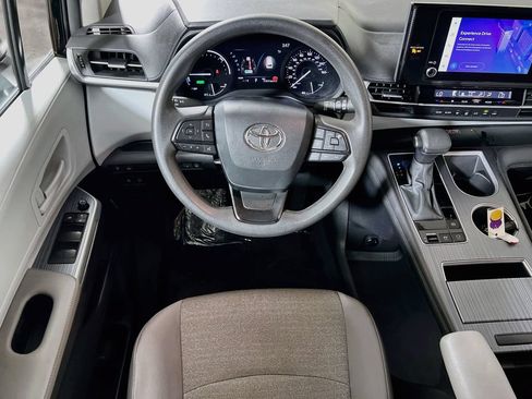Certified 2025 Toyota Sienna LE FWD image 19