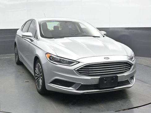 Used 2018 Ford Fusion SE w/ Fusion SE Technology Package FWD image 4