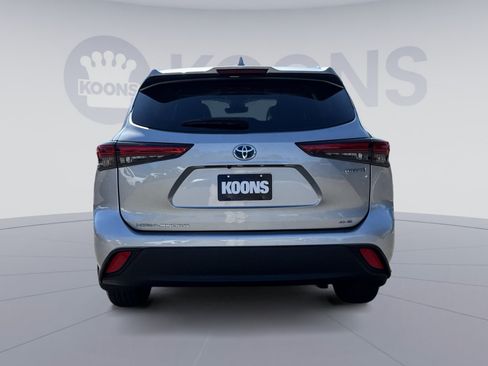 Used 2022 Toyota Highlander XLE AWD/4WD image 5