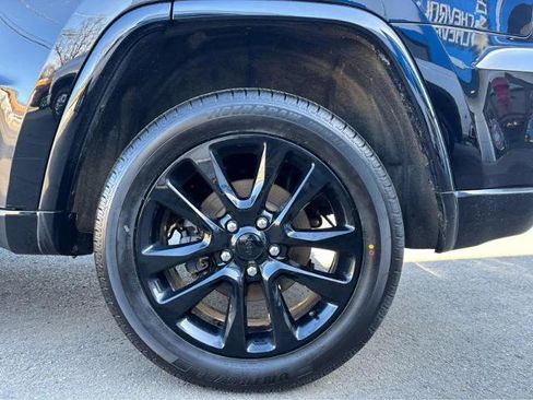 Used 2019 Jeep Grand Cherokee Altitude AWD/4WD image 4