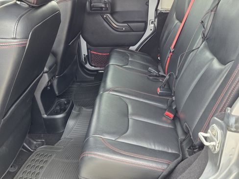 Used 2017 Jeep Wrangler Unlimited Rubicon AWD/4WD image 5