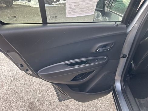 Used 2019 Chevrolet Trax LT w/ LT Convenience Package image 17