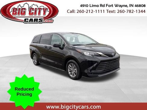 Used 2025 Toyota Sienna LE FWD image 1