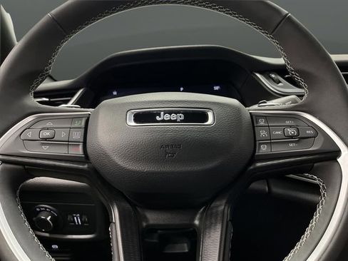 Used 2024 Jeep Grand Cherokee Laredo image 14