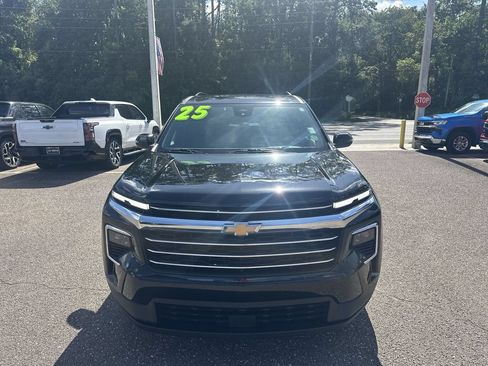Used 2025 Chevrolet Traverse LT FWD image 11