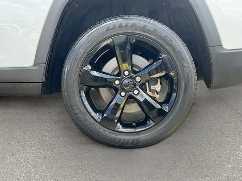 Used 2023 Jeep Grand Cherokee L Laredo image 30