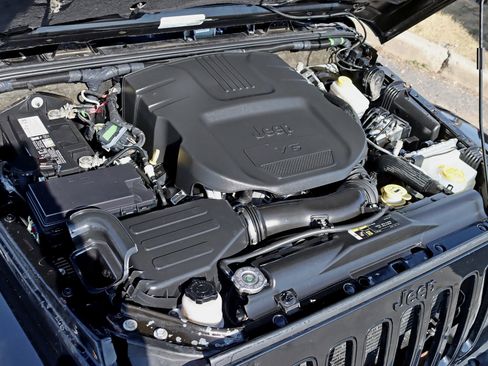 Used 2018 Jeep Wrangler Unlimited Sahara image 38