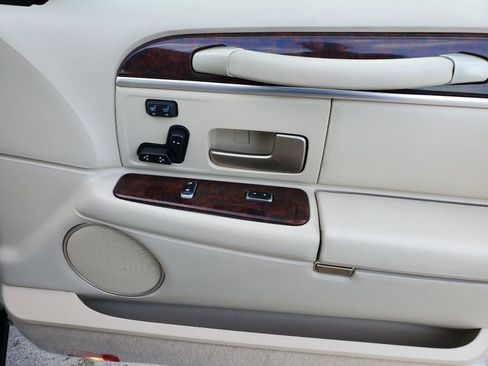 Used 2006 Lincoln Town Car Signature Limited image 36