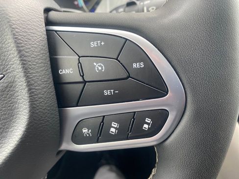 Used 2023 Chrysler Pacifica Touring-L FWD image 9
