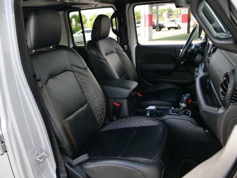 Used 2022 Jeep Wrangler Unlimited Sahara AWD/4WD image 33