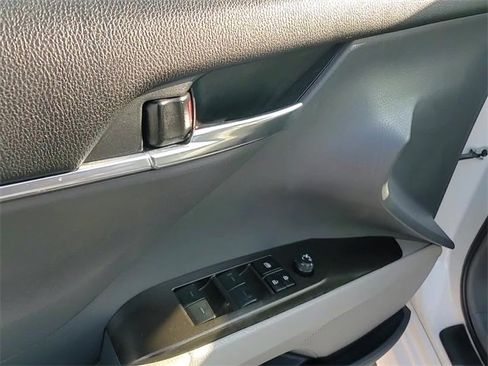 Used 2024 Toyota Camry SE image 9
