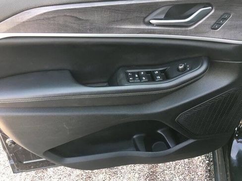 Used 2023 Jeep Grand Cherokee Limited image 11