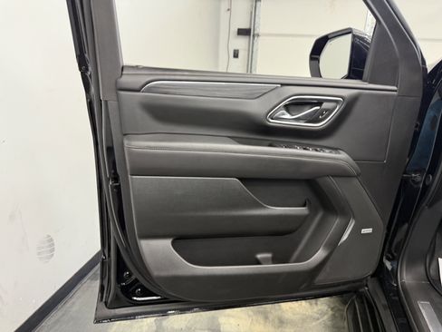 Used 2023 GMC Yukon SLT w/ SLT Premium Package AWD/4WD image 9