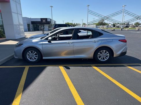 Used 2025 Toyota Camry LE image 4