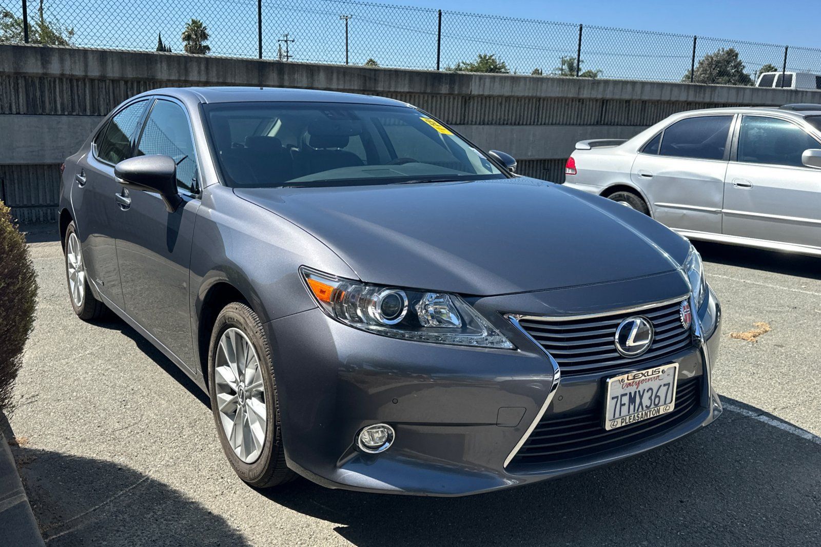 Used 2014 Lexus ES 300h w/ Luxury Package w/Bamboo Trim FWD image 2