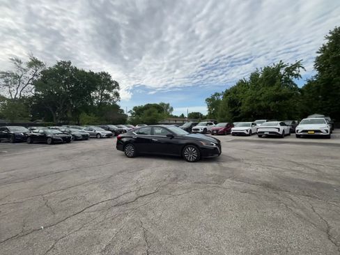 Used 2025 Nissan Altima 2.5 SV FWD image 12