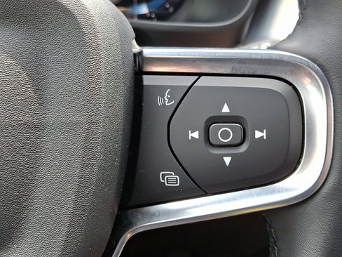 Certified 2025 Volvo XC40 B5 Core image 23