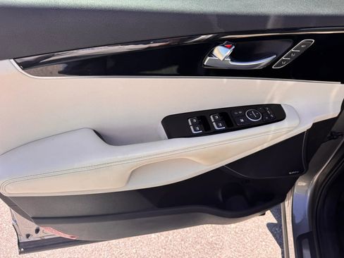 Used 2017 Kia Sorento SX image 28