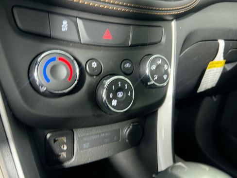 Used 2022 Chevrolet Trax LT w/ LT Convenience Package image 25