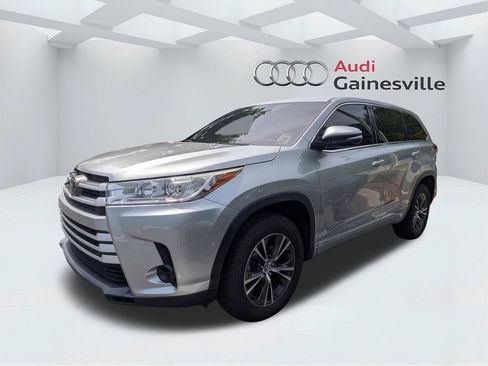 Used 2017 Toyota Highlander LE FWD image 36