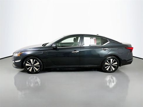 Used 2022 Nissan Altima 2.5 SV w/ SV Premium Package image 5