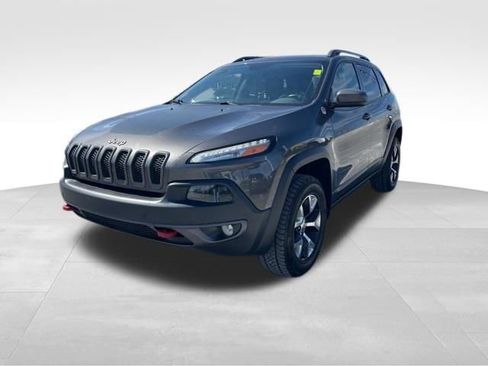 Used 2017 Jeep Cherokee Trailhawk image 3