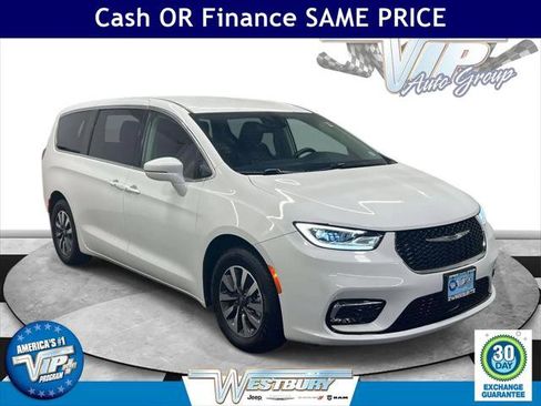 Certified 2022 Chrysler Pacifica Touring-L image 1