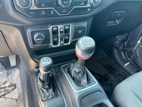 Used 2018 Jeep Wrangler Unlimited Sahara w/ LED Lighting Group AWD/4WD image 13