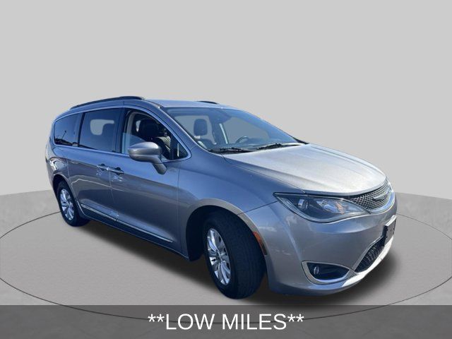 Used 2017 Chrysler Pacifica Touring-L FWD image 3