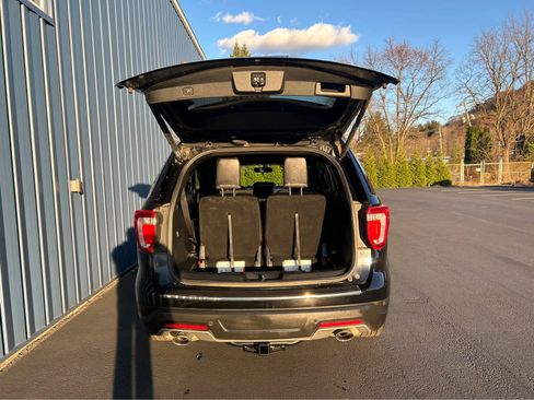 Used 2018 Ford Explorer XLT w/ Equipment Group 202A image 25