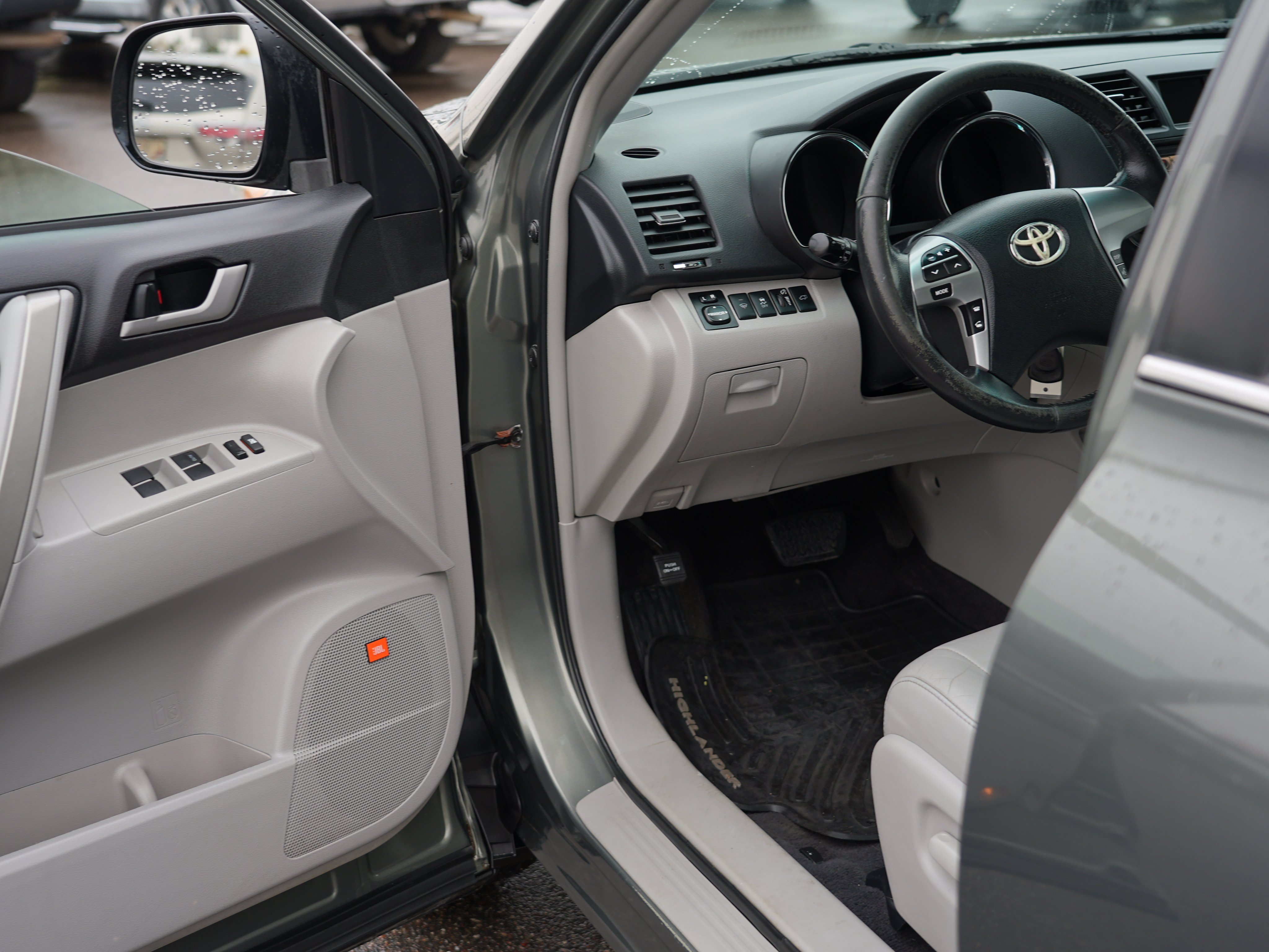 Used 2012 Toyota Highlander SE w/ Tow Pkg AWD/4WD image 15