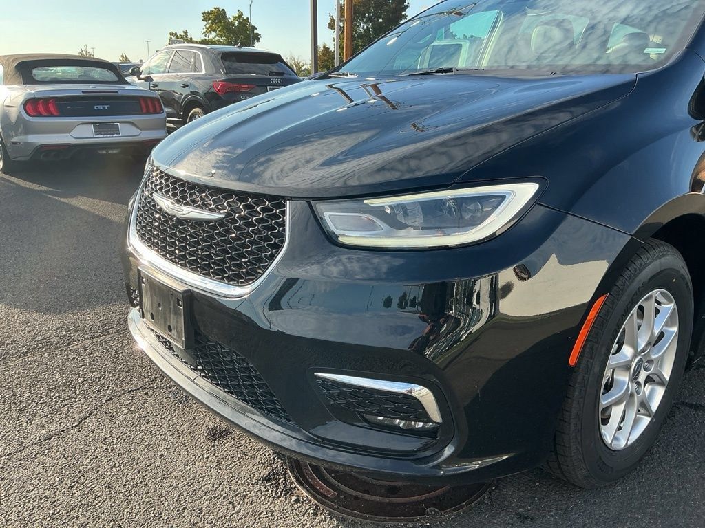 Used 2024 Chrysler Pacifica Touring-L FWD image 22