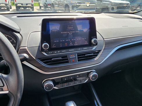 Used 2024 Nissan Altima 2.5 SV FWD image 15