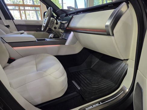 Used 2025 Land Rover Range Rover SV image 5