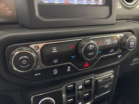 Used 2019 Jeep Wrangler Unlimited Sahara AWD/4WD image 39