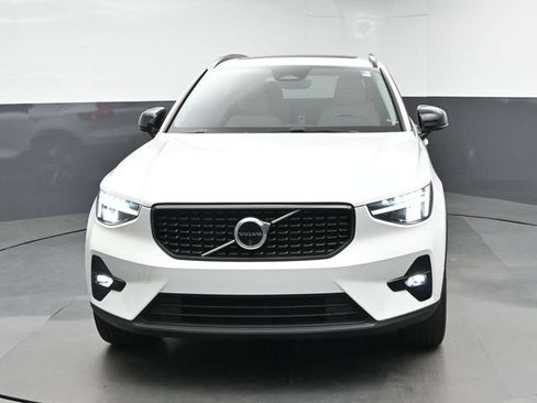 Used 2024 Volvo XC40 B5 Plus AWD/4WD image 3