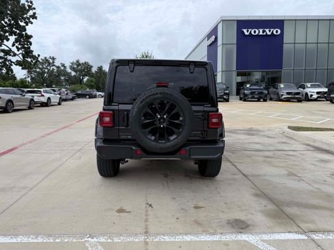 Used 2025 Jeep Wrangler Unlimited Sahara AWD/4WD image 5