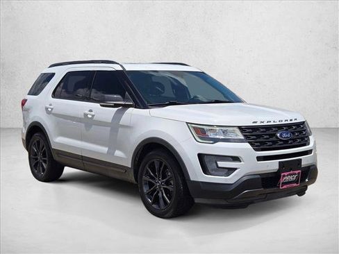 Used 2017 Ford Explorer XLT w/ Equipment Group 202A FWD image 3