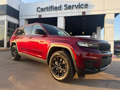 Used 2025 Jeep Grand Cherokee L Laredo RWD image 1